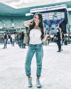 Concert Comfort: Sparkly Corset Top & Mom Jeans Classic
