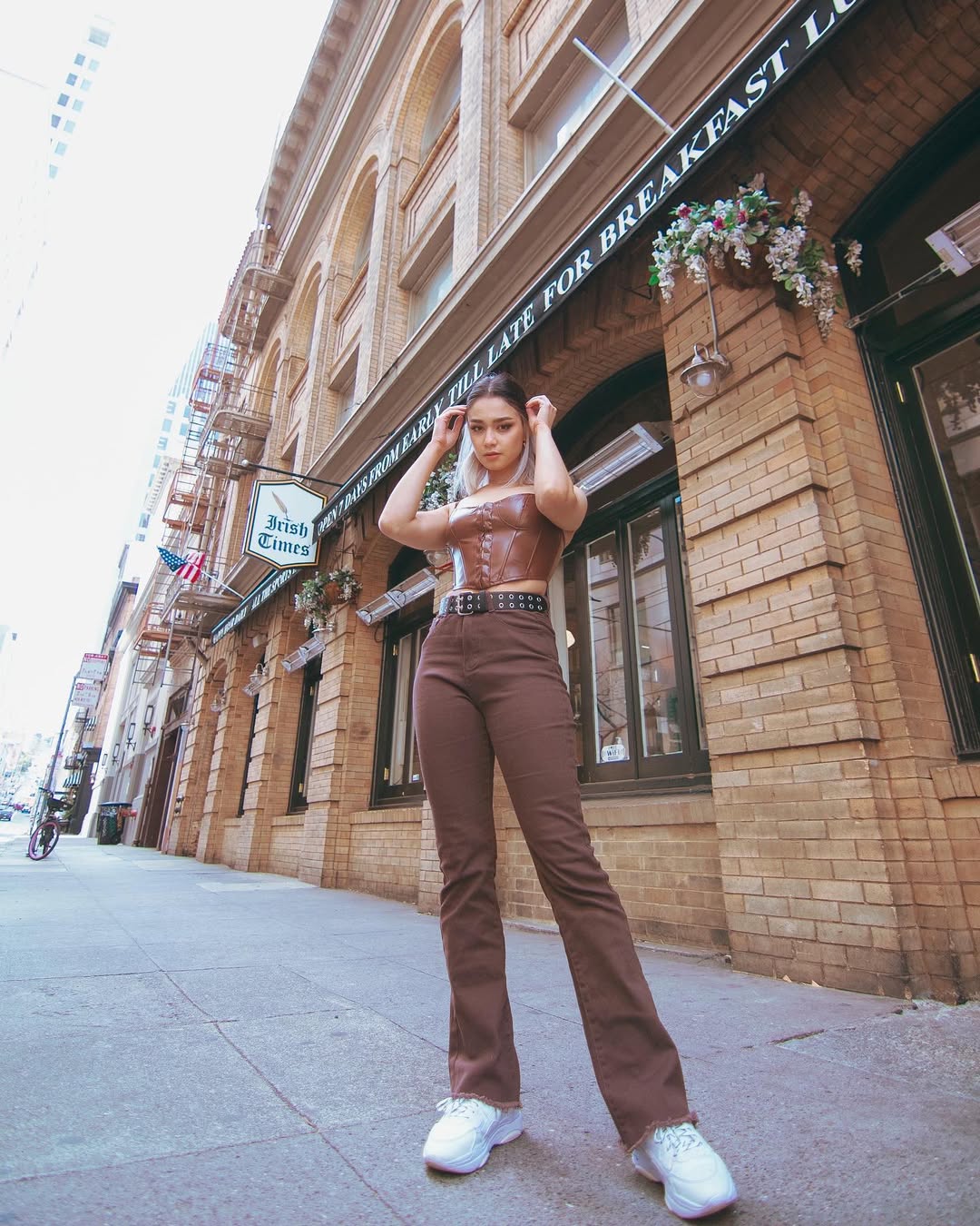 What to Wear with Brown Pants for Any Occasion: 15+ Combos for ...