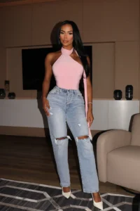 how to style baggy ripped jeans