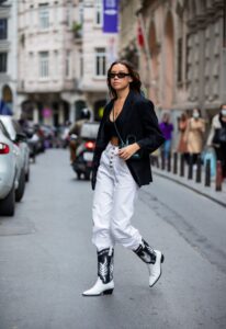 how to style loose fit jeans