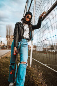 how to style baggy ripped jeans