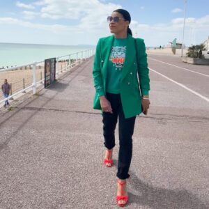 What to Wear with Black Mom Jeans