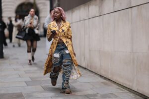 how to style baggy ripped jeans